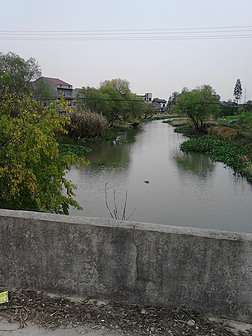 黄色小桥流水人家河边乡村自然风景
