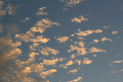 夕阳下的云朵摄影