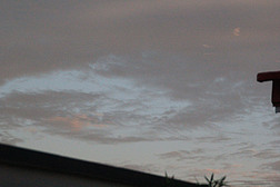 天空中傍晚月亮旁的云朵摄影