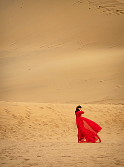 敦煌沙漠红裙女孩背影美景