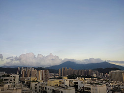 城市建筑高山白云攝影圖