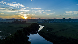 乡村清晨自然风景河流日出朝霞蓝天云朵