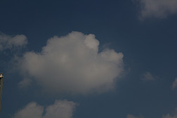 天空中的一朵白云摄影
