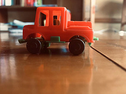 红色玩具小汽车摄影图