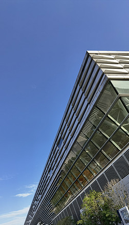 现代科技感玻璃楼一角