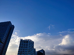 城市建筑蓝色天空背景摄影图