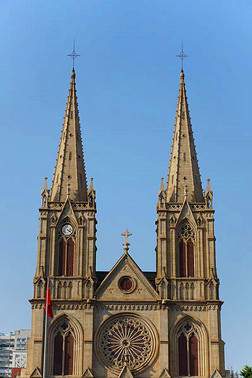 广州越秀石室圣心大教堂、蓝天红旗建筑