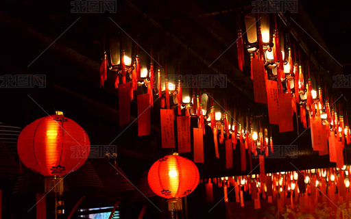 红色的燃烧的中国灯笼