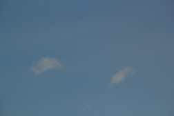 天空中的两朵白玉摄影