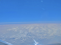 蓝天白云飞机视野摄影图