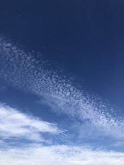蓝色蓝天白云天空简单大气背景图