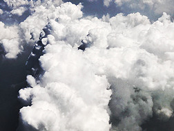 高清自然风光蓝天白云飞机旅行厚云层摄影图