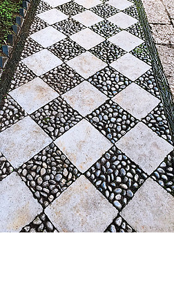 高清园林建筑设计鹅卵石铺装硬化地面小径通幽背景图