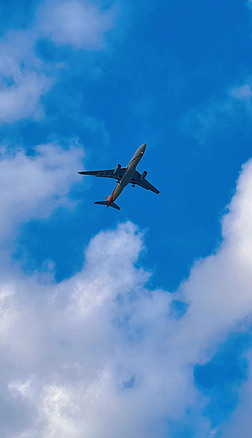 蓝天白云天空飞机摄影图