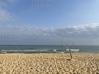 蓝色天空夏日海边沙滩风景图片1