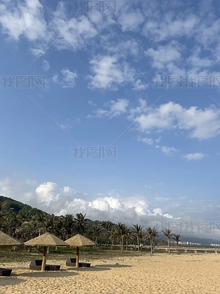 蓝色天空夏日海边沙滩风景图片2