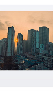 夕阳下的城市高楼摄影图