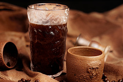 个性棕色背景手工陶艺美式咖啡