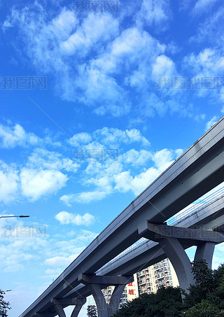 蓝天白云建筑桥地铁风景