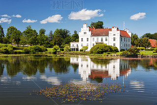 Wanas Slott and Lake