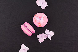 顶视图的美味粉红色蛋白杏仁饼干与绣球花
