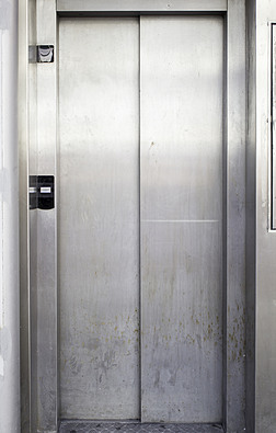 金属的电梯门