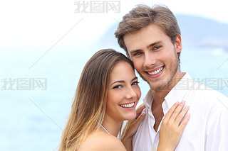 幸福的夫妇有着纯洁的笑容，看着相机