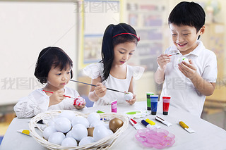 Kinder malen Eier