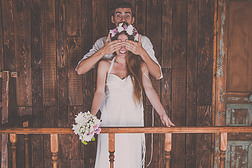 年轻和美丽的新娘和新郎很开心好时间和快乐在一起同时在仿古装饰品和木制背景的工作室拍摄婚礼 photosession
