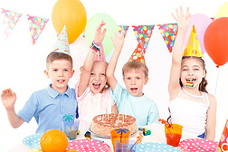 快乐的孩子们和生日蛋糕的合影 