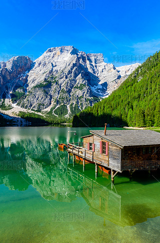 λյ޶DolomitesɽBraiesҲΪPragser WildseeLago di Braies ĵطɽе͵ľԶ㼰̽.