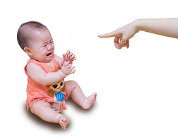 亚洲婴儿的哭声而上白色高建群孤立的妈妈责骂