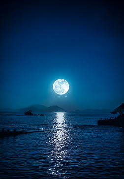蓝色幻想二摄影图|夜间和月亮在平静的海水中欣赏小船的风景.