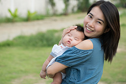 快乐的亚洲妈妈与可爱的宝宝
