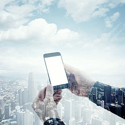 双曝光照片现代智能手机男手牵着手。全景视图当代城市和云背景。白色的空白屏幕准备好您的业务信息。方形样机.