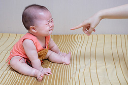 亚洲婴儿的哭声而责骂的母亲 
