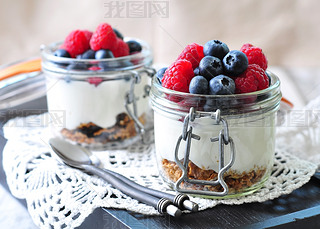 homemade granola with fresh yougurt, blueberries, raspberries, raisins and organic age nectar. Hea