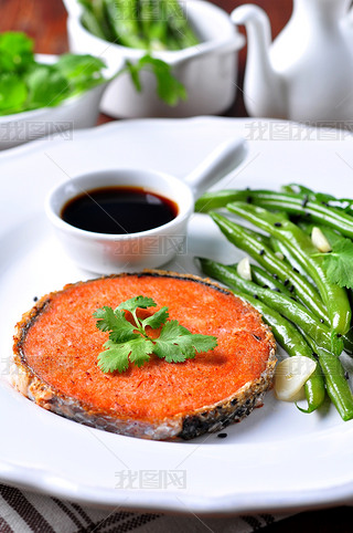 Salmon steak with green beans, garlic, black sesame and soy sauce. Selective focus.