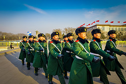 北京，中国-2017 年 1 月 29 日︰ 中国军队士兵行军在天门广场穿着绿色制服外套，黑色的帽子，美丽的蓝色天空