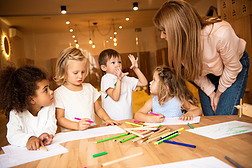 多民族儿童在幼儿园画画, 教育家看手势男孩