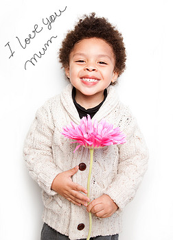 孩子灿烂的笑容和大粉色花与我爱妈妈的消息
