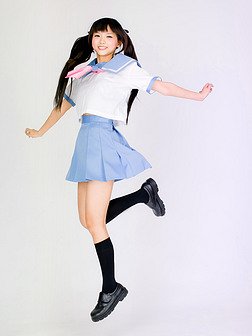 跳跃的日式女学生亚洲 cosplay） 洛丽塔