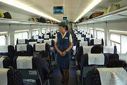 在火车上，中国的女服务员