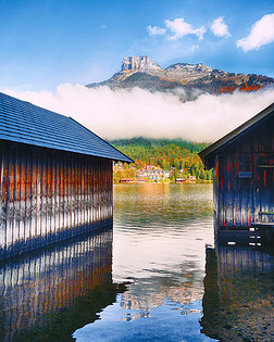风景如画的秋景 Altausseer 见湖。Altaussee 村阳光明媚的清晨景色。地点: Altausseer 度假村, 奥地利施蒂里亚 Liezen 区, 阿尔卑斯山。欧洲.