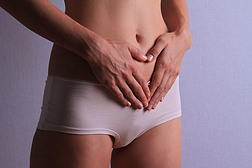 女人在她的肚子上做心的形状。妇科、 时期、 女性保健、 消化系统、 泌尿系统感染