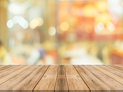 木板在模糊的背景前面的空表。视角的棕色木超过模糊在咖啡店-可用于显示或蒙太奇您的产品。模拟显示的产品为.