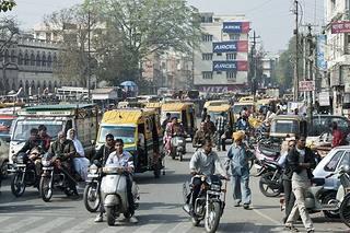 trafik m?nniskor, bilar och motorcyklar p? gatan i new delhi, Indien. en morgon under min resa i 