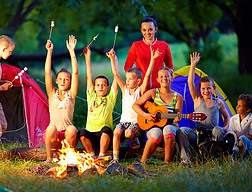 快乐的孩子围绕篝火唱歌