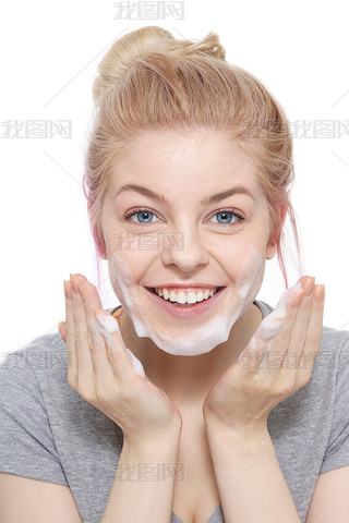 girl cleaning her face with foam