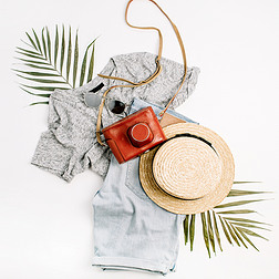 妇女时尚旅行 flatlay。复古相机, 稻草, 短裤, 太阳镜和热带棕榈叶。顶部视图, 平躺.